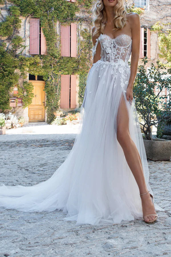 Abito da sposa bohémien con scollo a cuore e applicazioni in pizzo